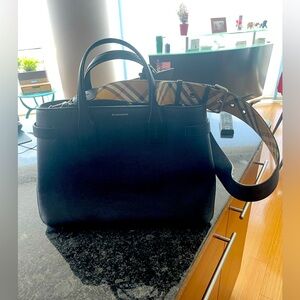 Pristine Black Leather Burberry Bag with Nova Check Interior and Removable Strap